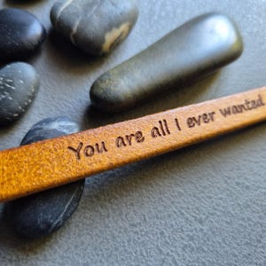 Pulsera de cuero personalizada para mujer: pulsera grabada personalizada con mensaje oculto. Regalo para novia, prometida, esposa, hermana o amiga.