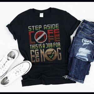 Ponche de huevo navideño / Hazte a un lado, café. Este es un trabajo para el ponche de huevo. Regalo de suéter navideño feo. Camiseta / Camiseta sin mangas / Sudadera / Sudadera con capucha