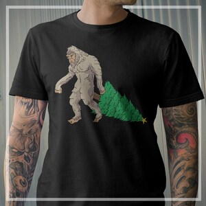 Bigfoot met kerstmuts | Sasquatch-kerstboom | Happy Camper | Kampeercadeau | T-shirt | Tanktop | Sweater | Hoodie