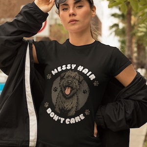 ボサボサの髪でも気にしないブービエTシャツ – 面白いブービエ・デ・フランドル犬好きTシャツ – かわいいペットギフト – 犬のママとパパのためのグラフィックTシャツ
