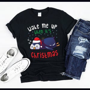 Maak me wakker als het kerst is | Slapende pinguïn met kerstmuts | Dutje, slaapdroom | T-shirt | Tanktop | Sweater | Hoodie