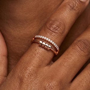 Puede incluir: Un letrero de madera rústica con el texto "Welcome to our home" en letras blancas. El letrero presenta un acabado envejecido y un diseño simple y acogedor, perfecto para la decoración de la entrada.