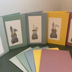 handgemalte A6 Aquarellklappkarte „Hase mit Blumenkranz“ mit Briefumschlag