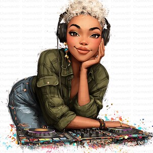 Op de afbeelding: Een digitale illustratie van een persoon met kort krullend blond haar, een zwarte koptelefoon en een groen geruit overhemd. De persoon leunt op een DJ-controller met kleurrijke verfspatten aan de onderkant van de afbeelding.