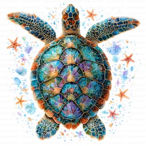 Peut inclure: Une illustration de tortue de mer avec une carapace style mosaïque dans des tons de bleu, violet et orange. La tortue est entourée de petites étoiles de mer orange et d'éclats de verre marin bleu et violet sur fond blanc.