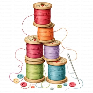 Op de afbeelding: Een stapel van zes houten klossen omwikkeld met rood, oranje, roze, paars, groen en blauw garen, vergezeld door een zilveren naainaald en verschillende kleine, kleurrijke plastic knopen verspreid aan de basis op een witte achtergrond.