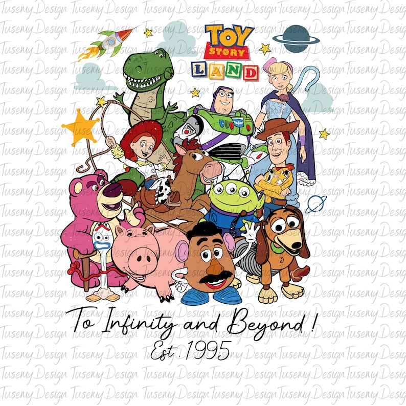 Peut inclure: Une illustration color&eacute;e de personnages de la franchise Toy Story, dont Woody, Buzz l'&Eacute;clair, Jessie, Rex et M. Patate. Les personnages sont dispos&eacute;s en cercle autour des mots "Toy Story Land" et "Est. 1995".