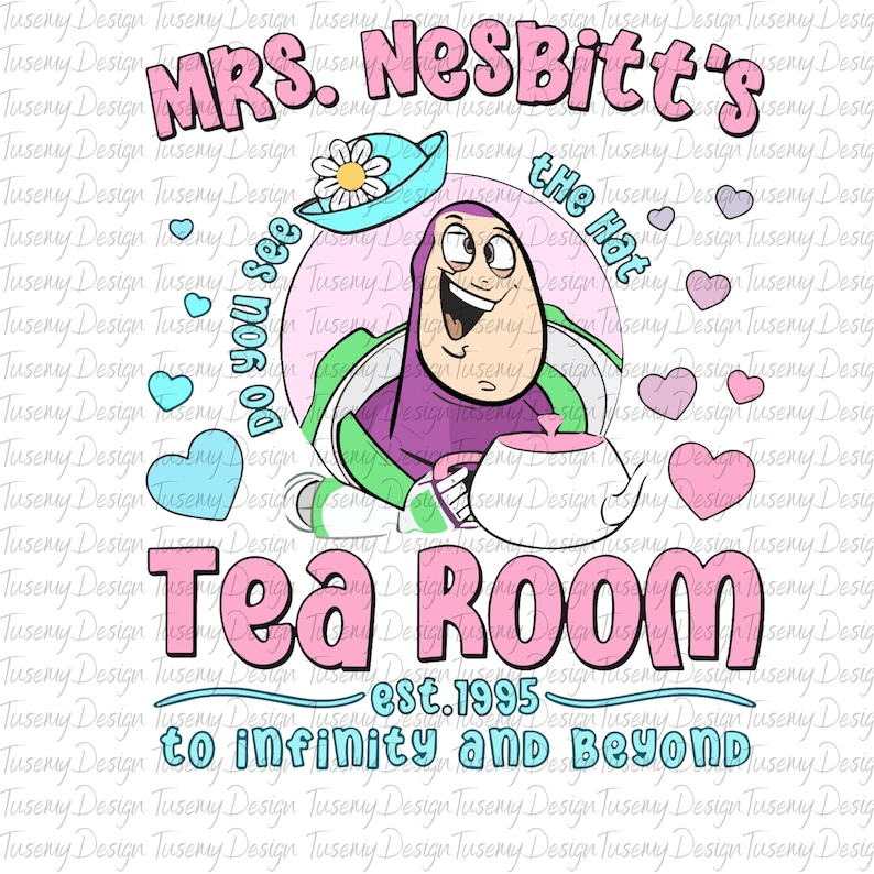 Pu&ograve; includere: Un design grafico rosa e blu con un'immagine di cartone animato di Buzz Lightyear della serie di film Toy Story. Il design include il testo "Mrs. Nesbitt's Tea Room est. 1995 to infinity and beyond".