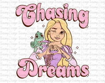 Pode incluir: Um gráfico rosa e branco com o texto "Chasing Dreams" em uma fonte retrô. O gráfico apresenta uma imagem de desenho animado de Rapunzel de Enrolados da Disney, com o cabelo solto e um gesto de mão em forma de coração. Ela está de pé ao lado de um camaleão verde.