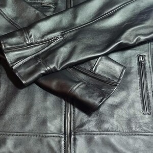 Handgjord svart äkta fårskinnsjacka i bikerstil för kvinnor bild 5
