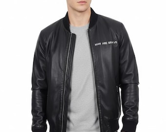 Giubbotto bomber in vera pelle nera – stile motociclista universitario, "MAN ARE BRAVE"