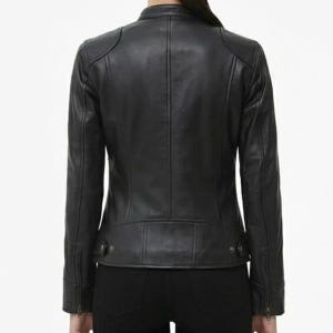 Handgjord svart äkta fårskinnsjacka i bikerstil för kvinnor bild 2