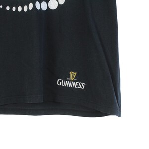 Pu&ograve; includere: T-shirt nero con un motivo a pois bianchi nella parte superiore. Il logo Guinness, con un'arpa e la scritta "Guinness", &egrave; stampato in oro e bianco in basso a destra. La maglietta &egrave; realizzata in un materiale morbido.
