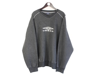 Sudadera vintage Umbro de forro polar con cuello redondo, talla XXL, gris, con logo grande, estilo años 2000, para invierno, para exteriores y esquí.