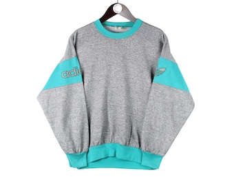 Sudadera Adidas vintage gris estilo deportivo de los 90, cuello redondo, estilo retro.