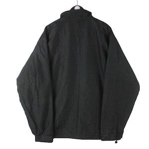K&ouml;nnte beinhalten: Eine schwarze Rei&szlig;verschlussjacke mit Stehkragen und langen &Auml;rmeln.