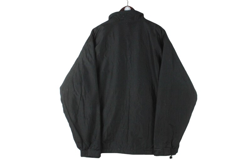 K&ouml;nnte beinhalten: Eine schwarze Rei&szlig;verschlussjacke mit Stehkragen und langen &Auml;rmeln.