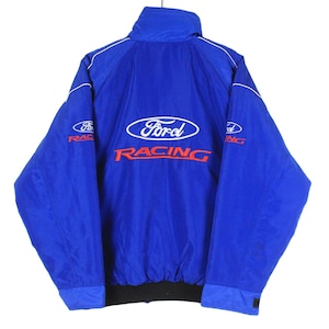 Op de afbeelding: Blauw Ford Racing jack met witte en rode logo's. Het Ford-logo staat op de rug, met "RACING" in rood eronder. Hoge kraag en zwarte zoom. Ford Racing logo's op de mouwen. Sportkleding.