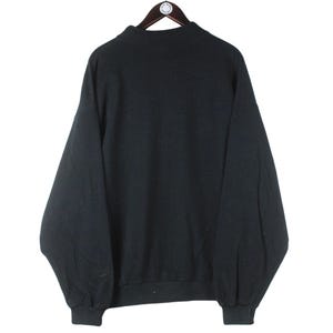 Może przedstawiać: Czarna bluza z długim rękawem i okrągłym dekoltem.