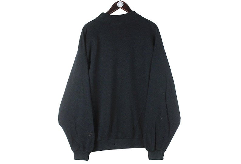 Może przedstawiać: Czarna bluza z długim rękawem i okrągłym dekoltem.