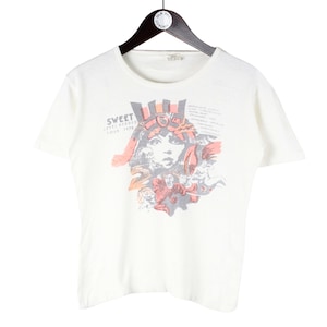 Puede incluir: Camiseta blanca con un estampado gráfico de la cara de una mujer con una corona y el texto "SWEET" sobre su cabeza.