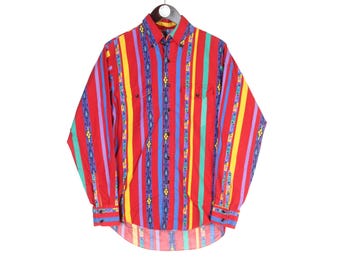 Puede incluir: Camisa de manga larga con un vibrante estampado de rayas. La camisa presenta rayas verticales en rojo, morado, amarillo, azul y verde. Tiene cuello abotonado, dos bolsillos en el pecho y puños abotonados.