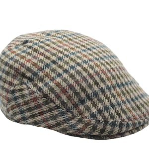 Puede incluir: Gorra plana de tweed de estilo clásico. La gorra presenta un estampado a cuadros en tonos marrones, verdes, azules y rojos. El sombrero está hecho de una tela texturizada y tiene una corona redondeada y una visera pequeña y rígida.