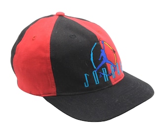 Gorra Nike Air Jordan vintage negra y roja con logo grande de los años 90, estilo deportivo, estilo retro.