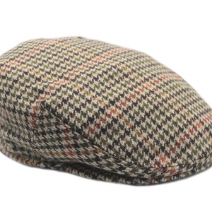 Puede incluir: Gorra plana de tweed con diseño de pata de gallo. La tela de la gorra incorpora hilos marrones, verdes y rojos. Este estilo clásico es adecuado para diversas ocasiones. Un accesorio atemporal.