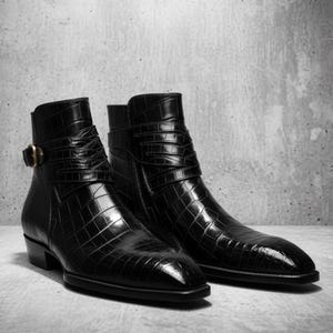 Puede incluir: Un par de botines de cuero negro con textura de cocodrilo. Los botines tienen punta afilada, tacón pequeño y hebilla dorada en el lateral. Los botines se exhiben sobre una superficie gris.