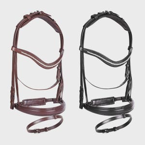 Puede incluir: Dos bridas de caballo de cuero, una en marrón oscuro y otra en negro. Ambas bridas tienen una testera curvada con una línea de pequeños elementos decorativos blancos. Cada brida incluye una muserola a juego y una rienda separada.