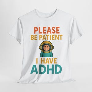 Camiseta con mensaje de solicitud de paciencia para TDAH / Por favor, tenga paciencia. Tengo diseño de TDAH con astronauta de dibujos animados / Camiseta de empatía neurodivergente para adultos