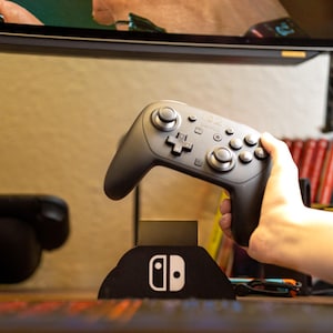 Minimalist Switch Pro Controller Stand, 3D Printed Holder for Nintendo, Game Room Decor, Desk Organizer, Gamer Gift by Zenitek