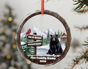 Ornamento natalizio personalizzato in cristallo / Decorazione natalizia per baita di montagna innevata con orso e cardinale / Regalo invernale con animali selvatici del lago