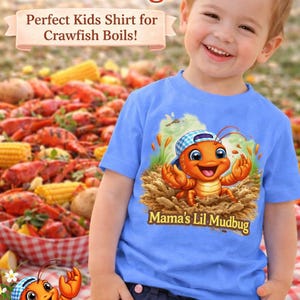 Può includere: Maglietta azzurra con un gambero dei cartoni animati e la scritta "Mama's Lil Mudbug". La maglietta è progettata per bambini ed è adatta per le aragostate. La maglietta è morbida e disponibile in più colori.