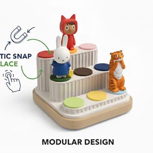 Puede incluir: Un juguete modular con una base beige y escalones blancos, con plataformas circulares de colores. Tres figuras de dibujos animados, un conejo, un ni&ntilde;o con un traje rojo y un tigre, est&aacute;n de pie en las plataformas. El texto dice "MAGNETIC SNAP PLACE" y "MODULAR DESIGN".