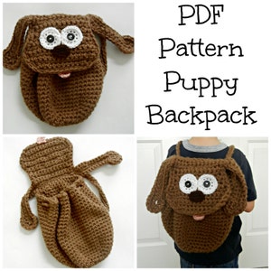 Può includere: Uno zaino a forma di cucciolo all'uncinetto marrone con occhi bianchi, pupille nere e una lingua rosa. Lo zaino ha spallacci regolabili e una chiusura con coulisse. Il testo "PDF Pattern Puppy Backpack" è visibile.