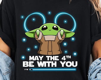 Camiseta "May The 4th Be With You" de Comfort Colors, adorable camiseta de Baby Yoda para fans de Star Wars, divertida camiseta de viaje a Disney, camiseta con atuendo para el Día de las Estrellas