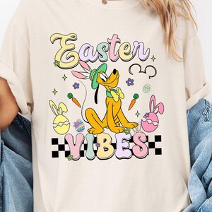 T-shirt couleurs confort Pluto Easter Vibes, chemise Disney chien oreilles de lapin, t-shirt printanier jaune dessin animé mignon, t-shirt voyage en famille pastel