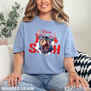 Puede incluir: Camiseta azul claro con un gr&aacute;fico de Stitch y un personaje de la pel&iacute;cula de Disney Lilo & Stitch. El logotipo de Disney y las palabras "Lilo & Stitch" son de color rojo. La camiseta est&aacute; hecha de un material suave y est&aacute; etiquetada como "Washed Denim".