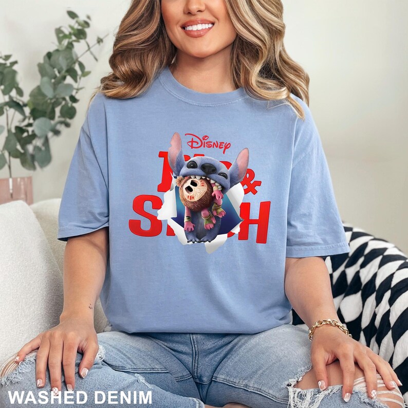 Puede incluir: Camiseta azul claro con un gr&aacute;fico de Stitch y un personaje de la pel&iacute;cula de Disney Lilo & Stitch. El logotipo de Disney y las palabras "Lilo & Stitch" son de color rojo. La camiseta est&aacute; hecha de un material suave y est&aacute; etiquetada como "Washed Denim".
