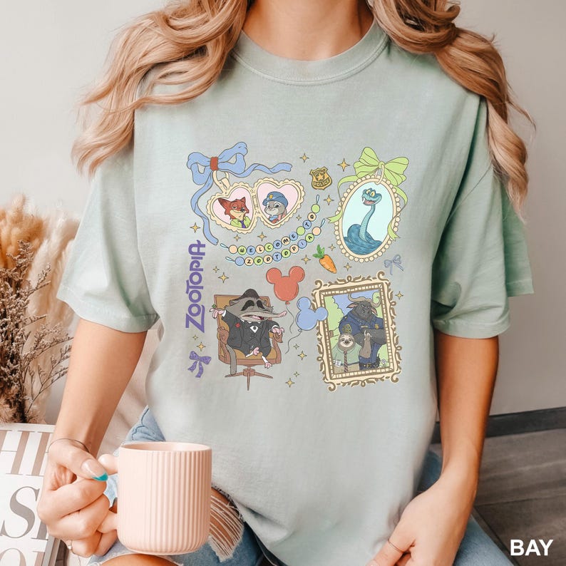 Puede incluir: Una taza de cer&aacute;mica blanca con asa negra y el texto "But First, Coffee" en negrita negra. La taza se encuentra sobre un fondo borroso, sugiriendo un ambiente acogedor.