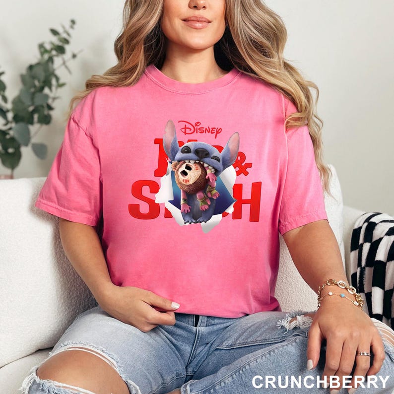 Puede incluir: Una camiseta rosa con un gr&aacute;fico de Stitch de Lilo & Stitch de Disney. El dise&ntilde;o muestra a Stitch saliendo de un efecto de papel rasgado. El texto "Disney" y "Lilo & Stitch" est&aacute;n encima del gr&aacute;fico. La camiseta es de color rosa liso.