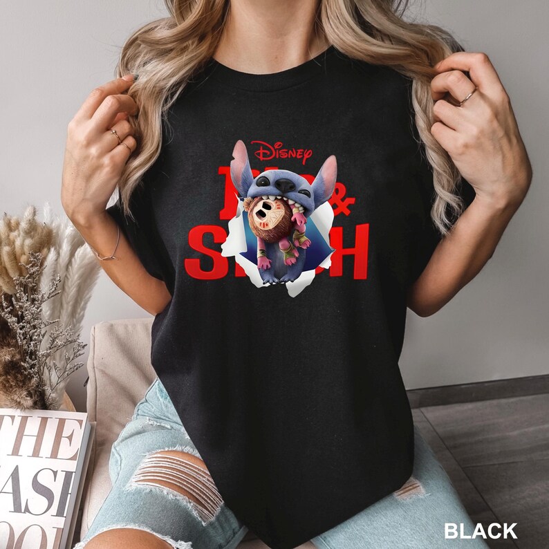 Puede incluir: Camiseta negra con un gr&aacute;fico de Stitch de Lilo & Stitch de Disney. El dise&ntilde;o muestra a Stitch rompiendo un efecto de papel rasgado, con el logo de Disney arriba. La palabra "BLACK" est&aacute; impresa en la parte inferior.
