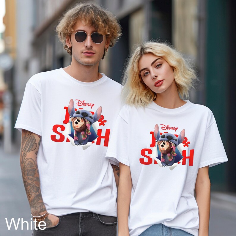 Puede incluir: Camisetas blancas con un dise&ntilde;o de Disney Stitch. El dise&ntilde;o incluye el logotipo de Disney, la palabra "Stitch" en rojo y una ilustraci&oacute;n de Stitch. Las camisetas son de manga corta y las llevan dos personas.