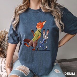 Może przedstawiać: Ręcznie robiony drewniany znak z napisem "Welcome" w zabawnym kroju pisma. Znak pomalowany na biało ma postarzaną powierzchnię i małe serce. Przeznaczony do użytku wewnątrz i na zewnątrz.