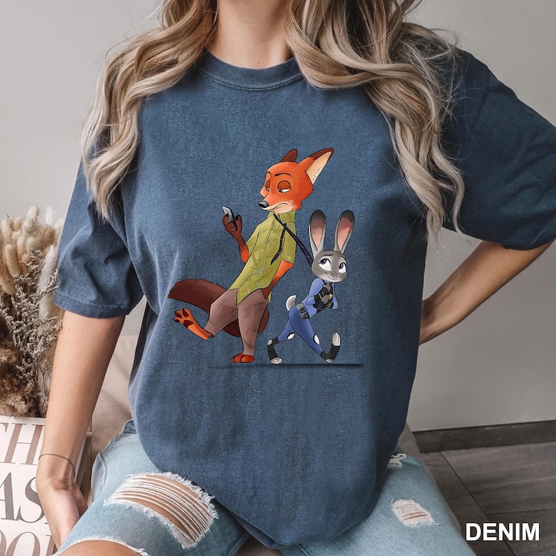 Może przedstawiać: Ręcznie robiony drewniany znak z napisem "Welcome" w zabawnym kroju pisma. Znak pomalowany na biało ma postarzaną powierzchnię i małe serce. Przeznaczony do użytku wewnątrz i na zewnątrz.