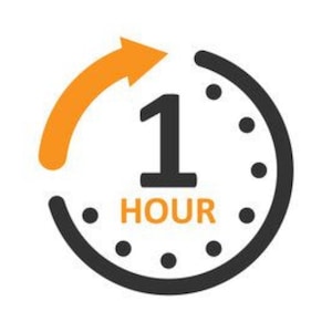 Puede incluir: Una flecha naranja curva alrededor de una esfera de reloj con el número 1 y la palabra HOUR en naranja. La esfera del reloj es negra con puntos negros que marcan las horas. El fondo es blanco.