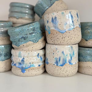 Handgemaakte koffiemok van 320 ml zonder handvat – Minimalistische keramische mok – Uniek item – Cadeau-idee voor koffieliefhebbers – Gladde mok