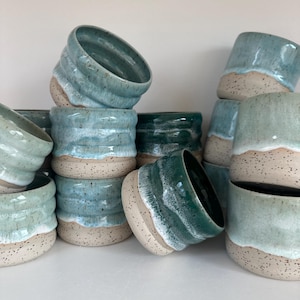 Handgemaakte koffiemok van 320 ml zonder handvat – Minimalistische keramische mok – Uniek item – Cadeau-idee voor koffieliefhebbers – Bubble mug